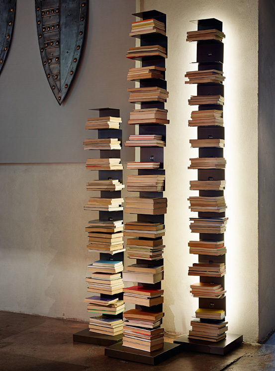Büchersäule / Bücherregal PTOLOMEO LUCE mit LED Beleuchtung von Opinion Ciatti
